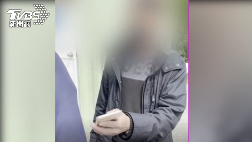 男子將手機相簿拿給男童父親過目。（圖／TVBS）
