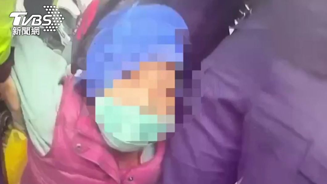 婦搭客運赤腳跨前椅背透氣　乘客拍肩勸遭嗆「警抬離現場」