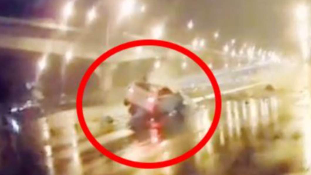 3秒看不到車尾燈，之後往前行駛就發現已自撞分隔島。（圖／翻攝自記者爆料網）