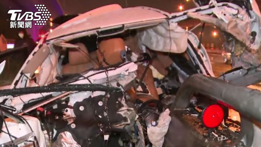 車輛嚴重變形，3人死亡。（圖／TVBS）