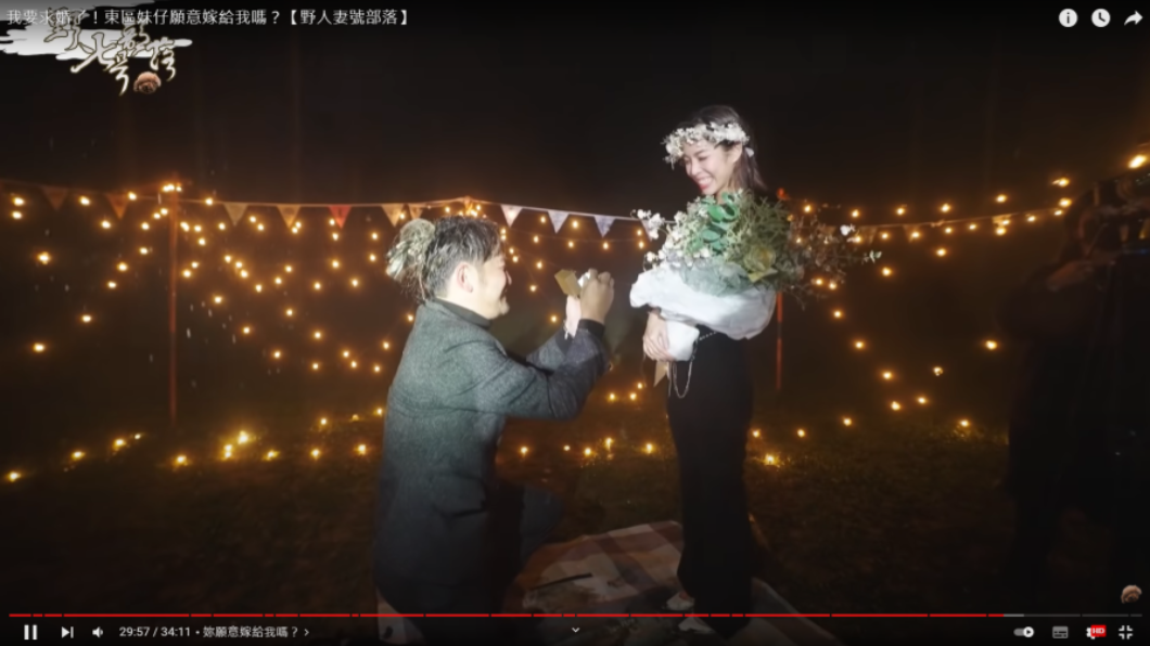 KID雨中浪漫求婚。(圖/翻攝自野人七號部落YouTube)