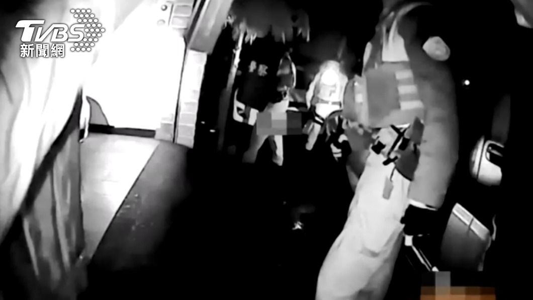 見楊嫌自戕，員警大喊「叫救護車！」。（圖／TVBS）
