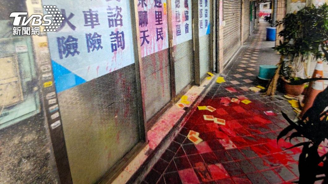 辦公室遭潑紅漆。（圖／TVBS）