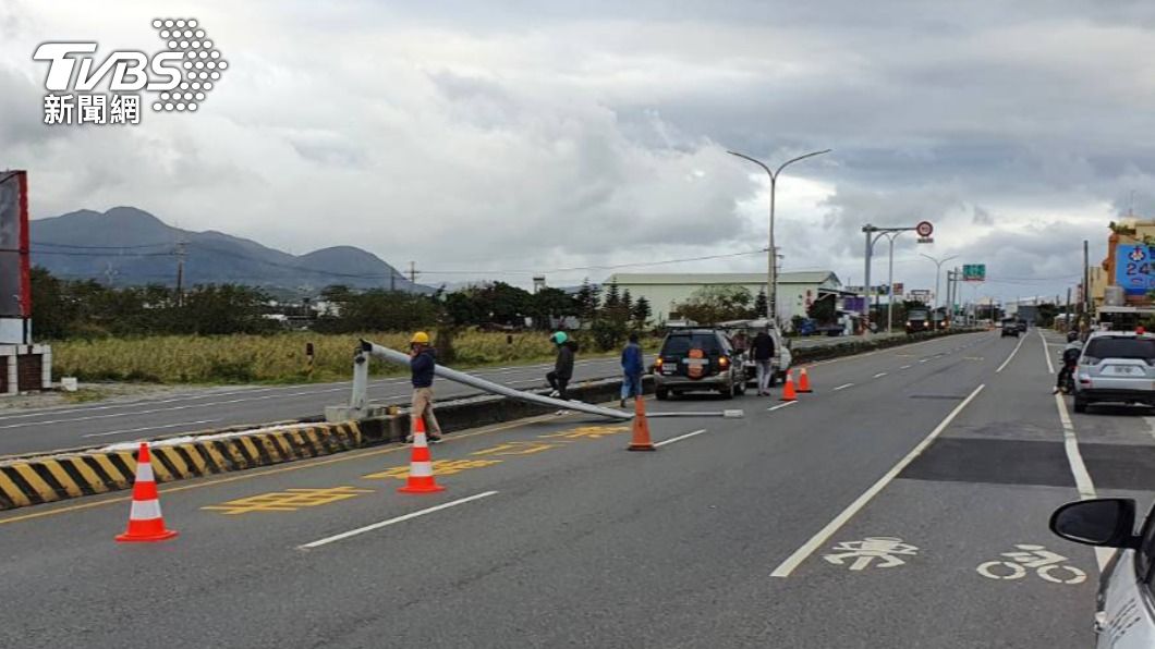 寒流侵台!氣象局發強風特報 落山風「斬」車城路燈