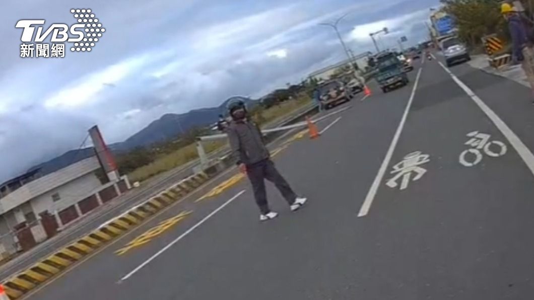 警方獲報前往現場交管。（圖／TVBS）