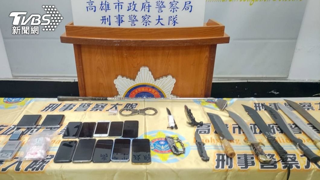 警方查扣多把刀械及毒品k他命等證物。（圖／警方提供）