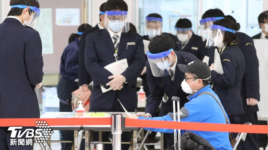 日媒表示，入境後主要在等待相關人員安排接駁巴士和檢疫旅館。（圖／達志影像美聯社）