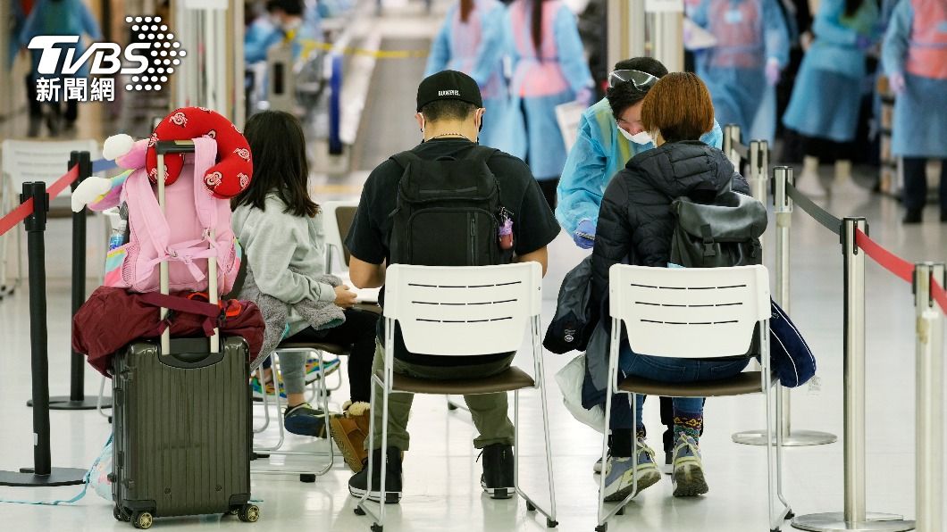 入境日本後，旅客需要下載隔離應用程式、並進行唾液採驗。（圖／達志影像美聯社）