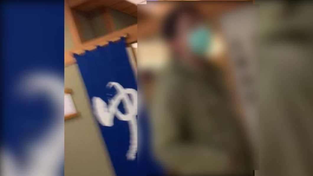 該名男子表示自己是在拍擺飾，幫家人留念。（圖／翻攝自爆怨公社臉書）