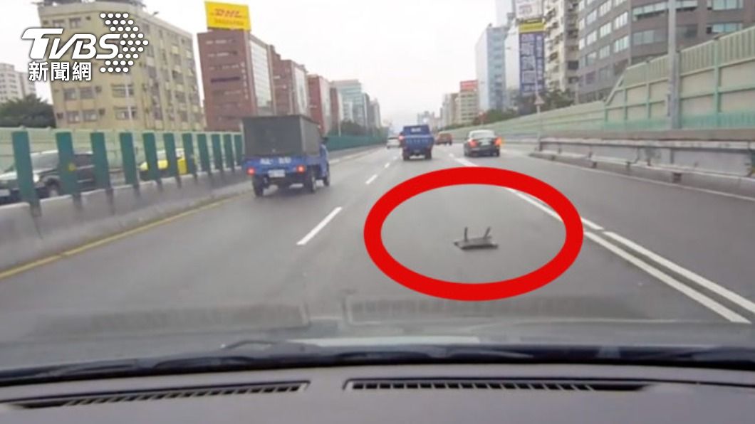 高架道路上前車擋泥板掉落!駕駛怒檢舉竟「無法可罰」