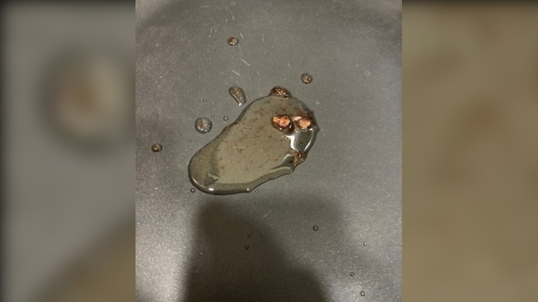 原PO事後放心地將棕櫚油用來炒菜。(圖/翻攝自Dcard)