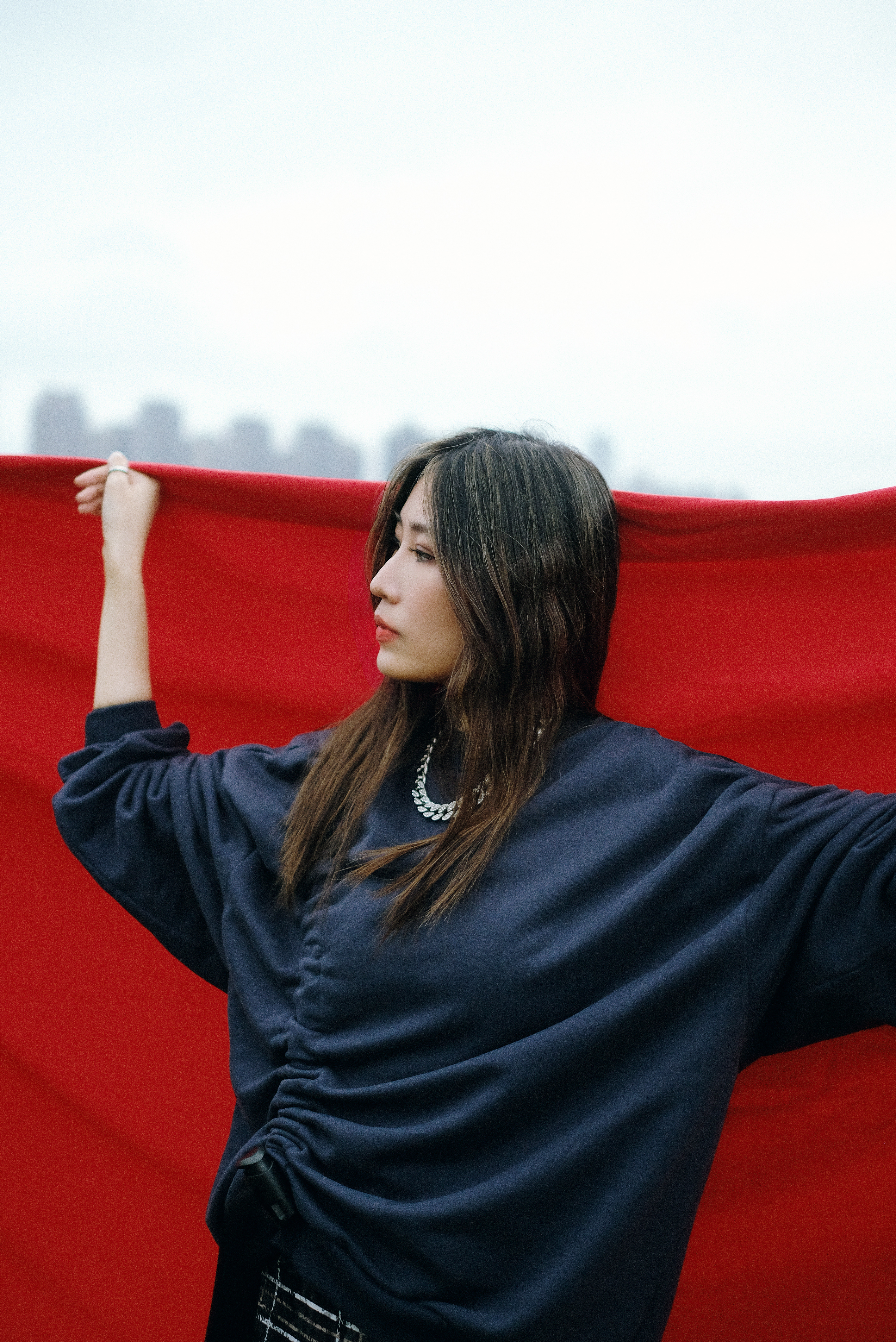 黃玠瑋自小父母離異，不停更換房間。（圖／環球音樂提供）