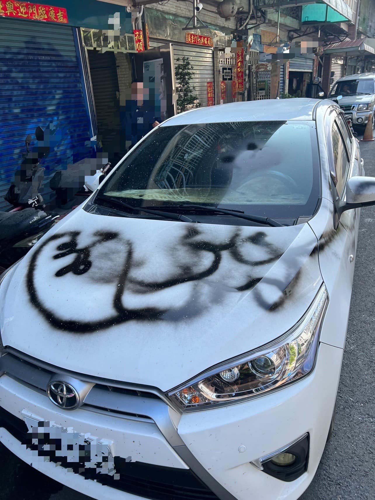 王女不滿被分手,前往前男友家潑漆又砸車。(圖/翻攝自高雄大小事)