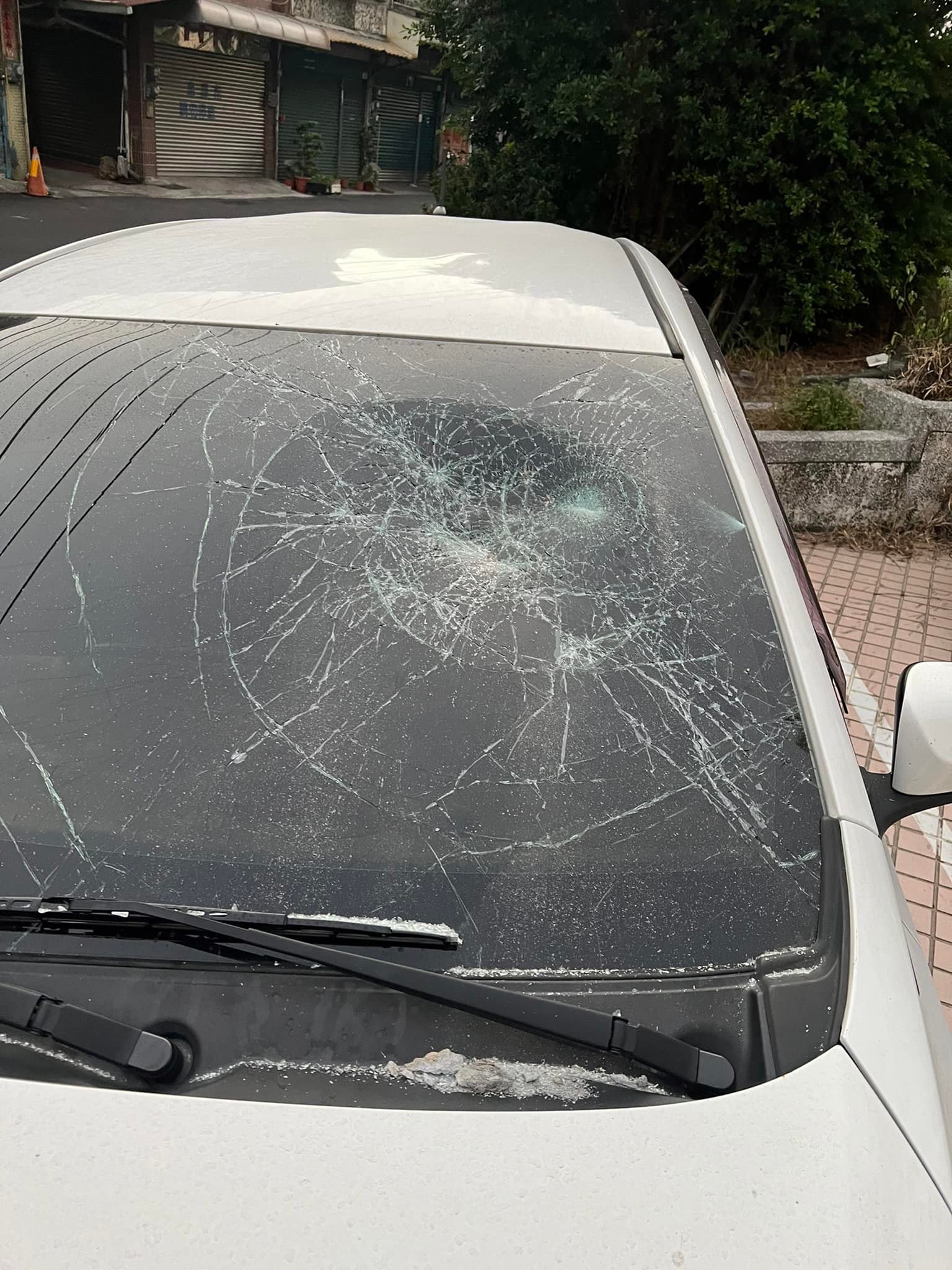 王女不滿被分手,前往前男友家潑漆又砸車。(圖/翻攝自高雄大小事)