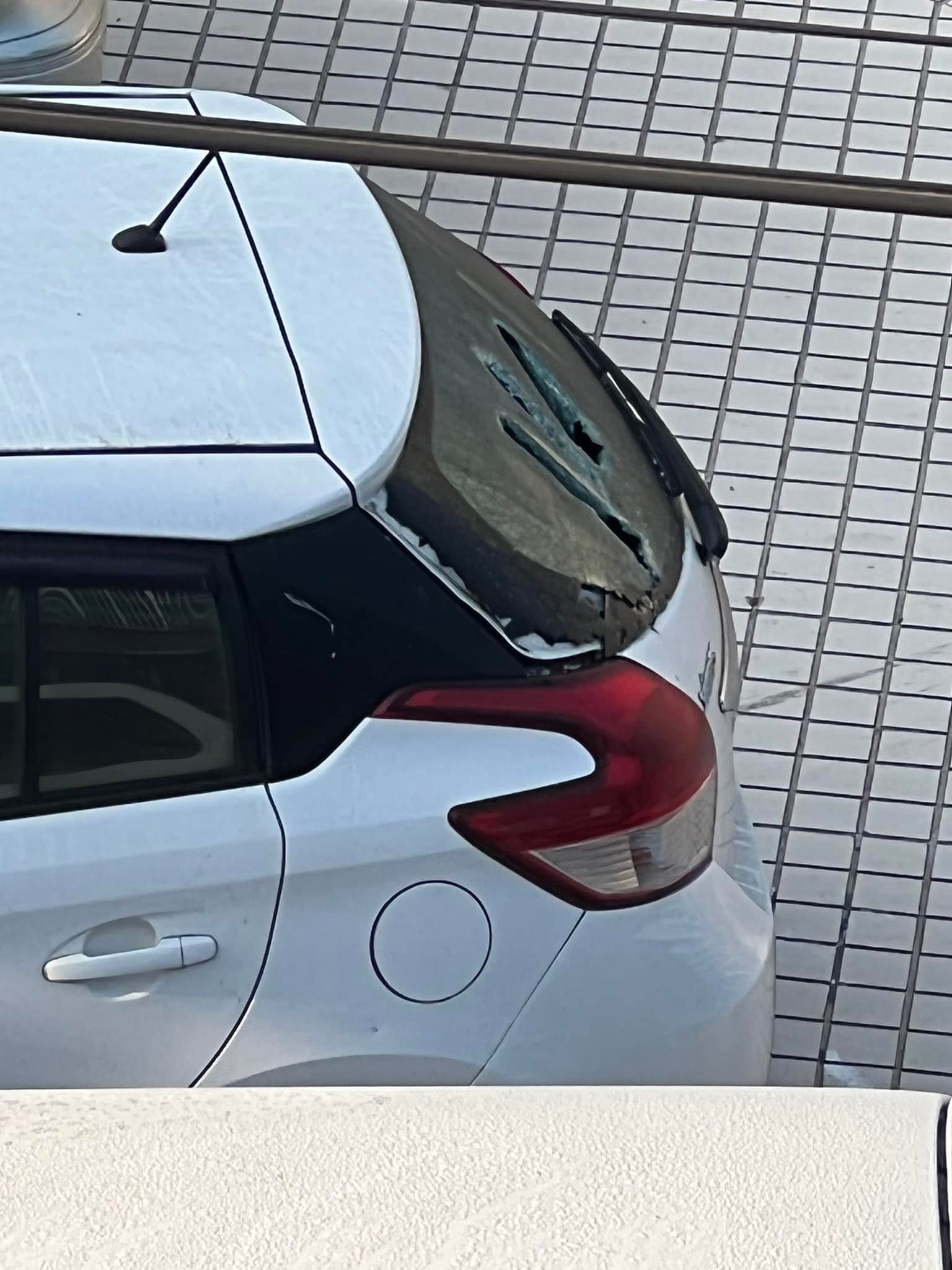 王女不滿被分手,前往前男友家潑漆又砸車。(圖/翻攝自高雄大小事)