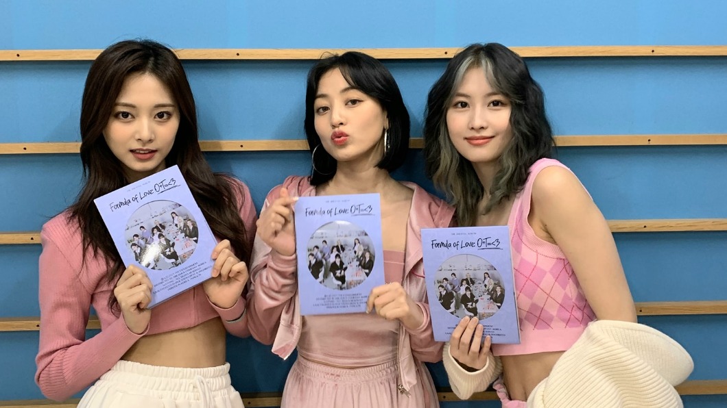 周子瑜(左)是TWICE中人氣特別高的成員。(圖/翻攝自TWICE臉書)