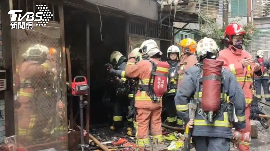 警消趕抵現場。（圖／TVBS）