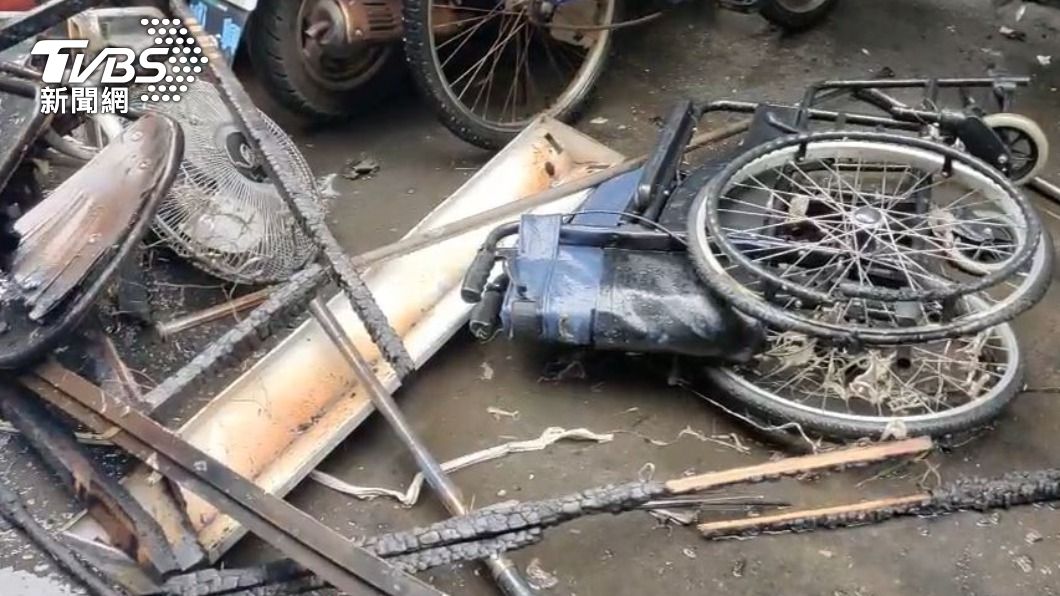 家中物品因氣爆後散落滿地。（圖／TVBS）