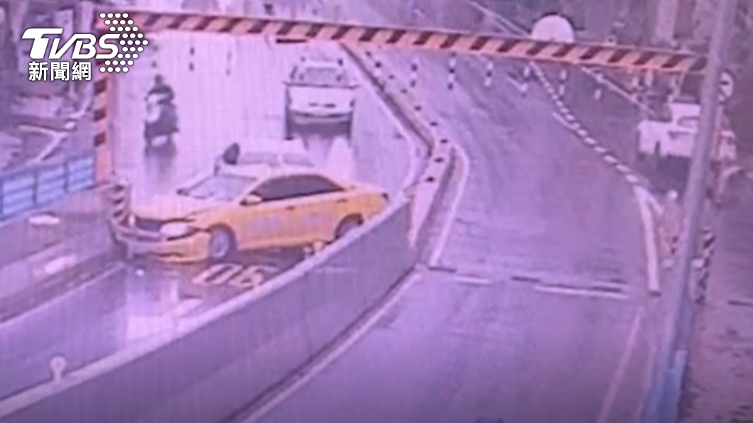小黃自撞台南長榮鋼便橋 車體歪斜打橫塞爆路口