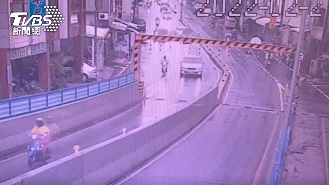 長榮鋼便橋是由於台南鐵路地下化工程的開始而建的。(圖/TVBS)