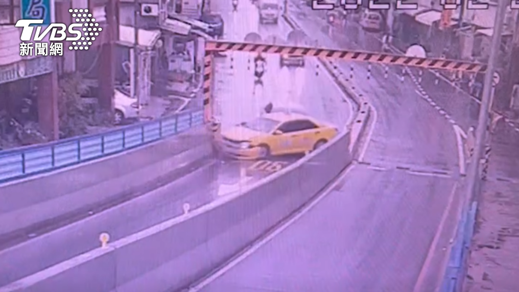 這輛計程車的撞擊力量之猛烈,甚至波及後方一輛自小客車。(圖/TVBS)