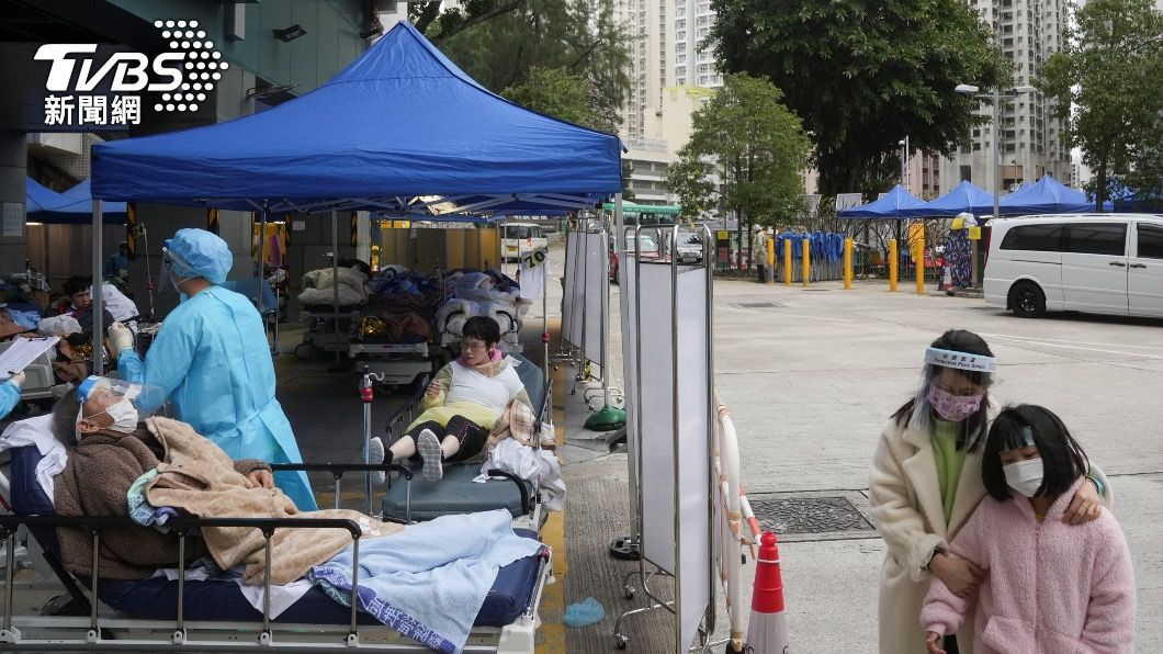 香港醫院外仍有零星病患在戶外等候。(圖/達志影像路透社)