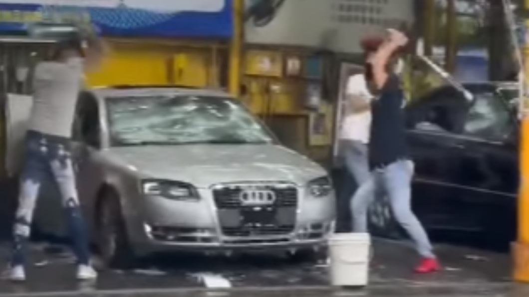 數名男子拿著球棒猛砸車。(圖/翻攝自臉書社團爆料公社)