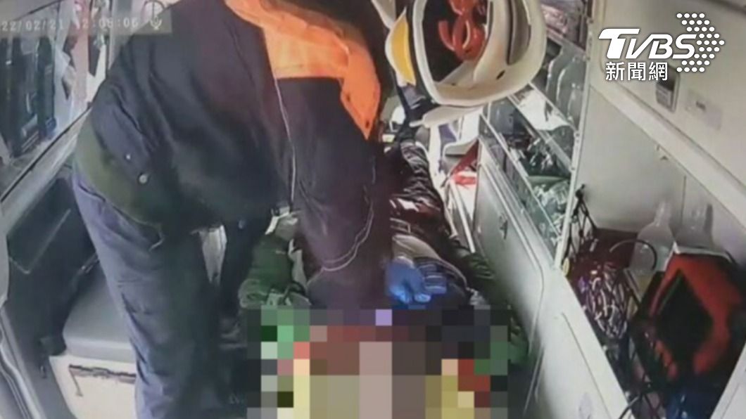 消防人員對鍾姓引水人進行CPR，不過送醫搶救後仍不治。（圖／讀者提供）