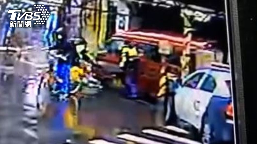 獨/驚險畫面曝!女通緝犯開車衝騎樓「險撞學生」 警轟4槍