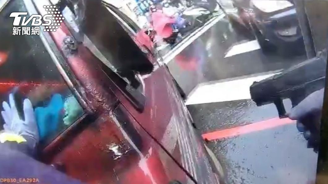 員警朝車輪連開4槍。(圖/TVBS)