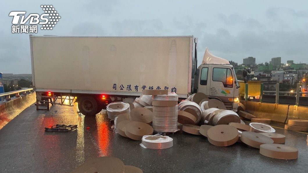 台66追撞！貨車猛撞賓士「紙物散地」　車流回堵塞爆