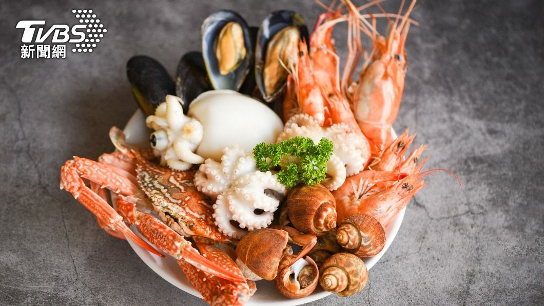 吃太多海鮮會提升高尿酸的風險。(示意圖/shutterstock達志影像)