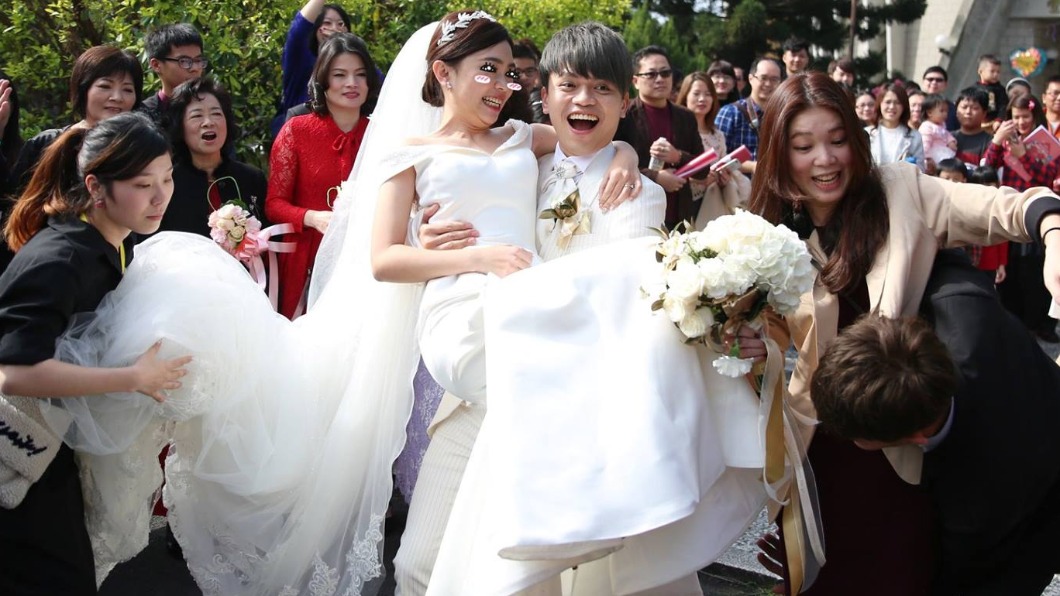 網紅蔡阿嘎2016年舉辦婚禮園遊會。(圖/翻攝自蔡阿嘎臉書)