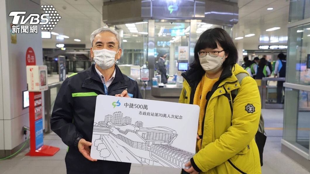 江同學(右)成為中捷市政府站第70萬名旅客,開心與中捷公司董事長林志盈(左)合照。(圖/中捷公司提供)