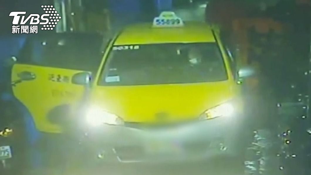 吳男搭計程車抵達。(圖/TVBS)
