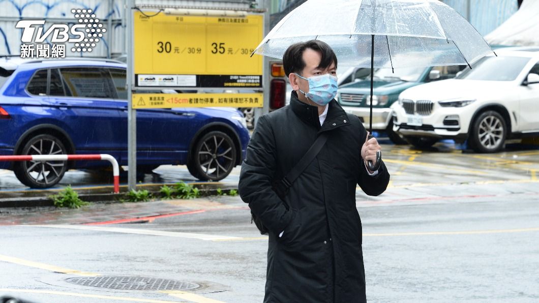 男星李建復今早冒雨前往巴戈靈堂。(圖/許方正攝)