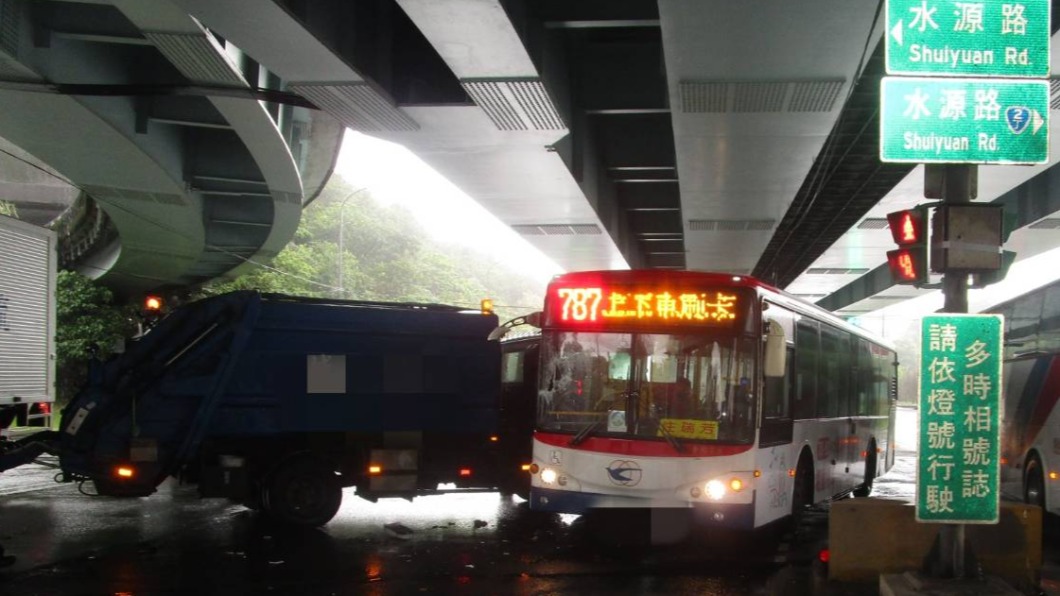 垃圾車撞客運　所幸無人傷無亡　（圖／基隆市警局提供）