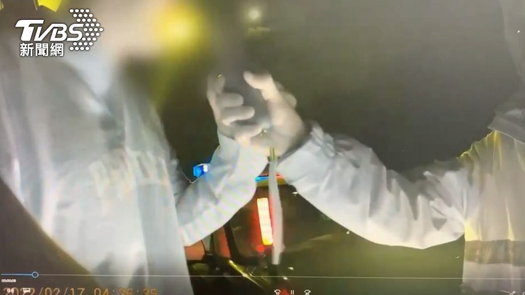 在家喝威士忌！保時捷男執意開車訪友　自撞分隔島