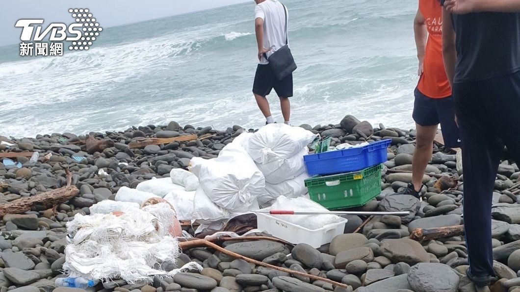 毒品被嫌犯丟包海上，屏警在滿州鄉海岸尋獲。（圖／中央社）