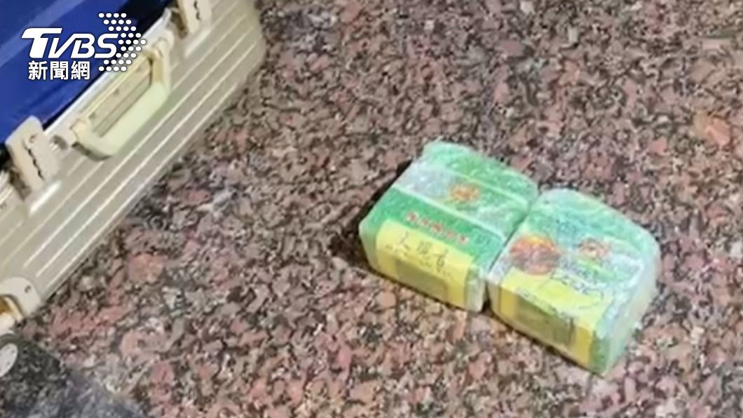 警方在他的行李箱內搜出了毒品。(圖/TVBS)