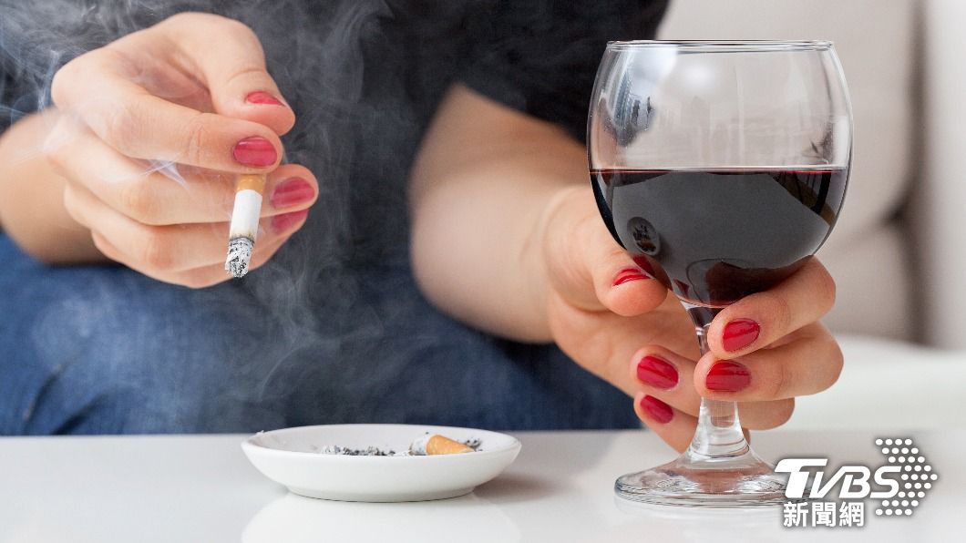 研究顯示抽菸和喝酒將導致抗體值偏低。(示意圖/shutterstock 達志影像)