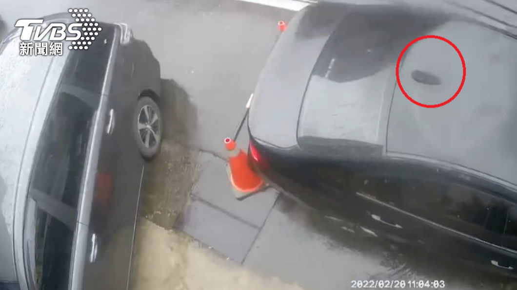 新竹風太大,鐵皮砸中路旁轎車,車頂凹陷一個洞。(圖/讀者提供)