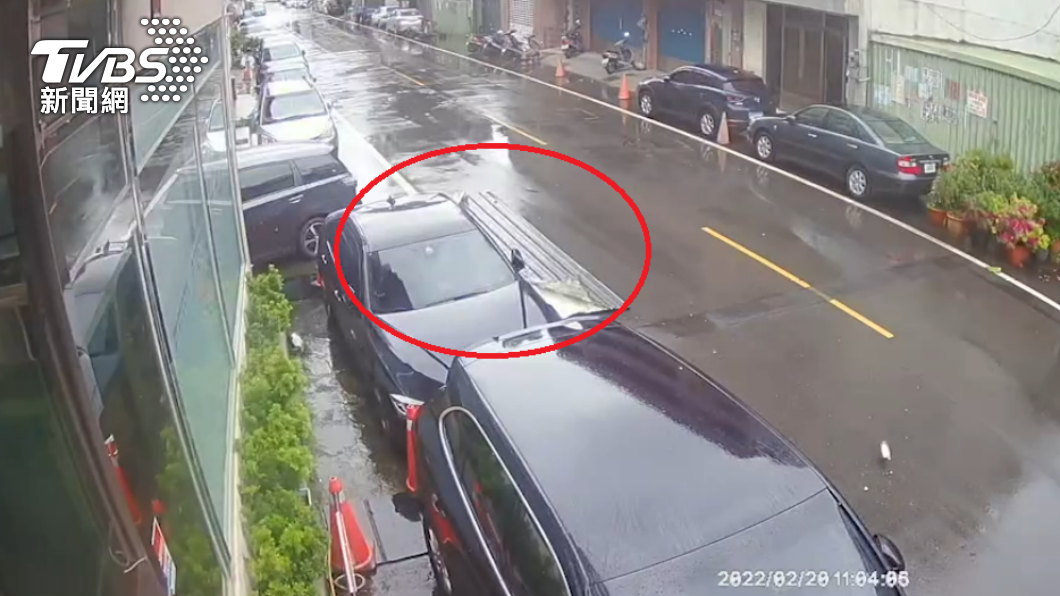 新竹風太大！5層樓高工地從天降「鐵皮」 百萬名車遭砸