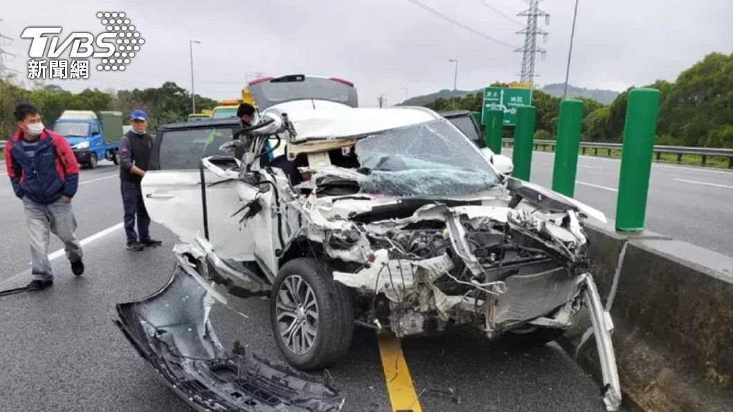 國3自小客追撞拖板車「車頭全毀」　女駕駛命危送醫