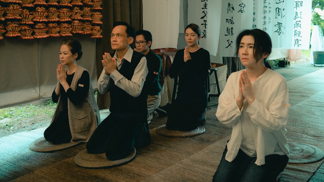 《頭七》Selina（右）在片中回到娘家與飾演家人高宇蓁、陳以文等人一起參加長輩頭七。（圖／皮諾丘電影提供）