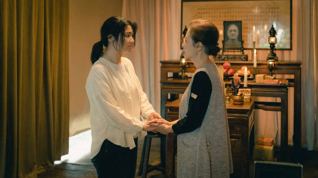 《頭七》Selina（左）在靈堂和飾演母親的赫容談心。（圖／皮諾丘電影提供）