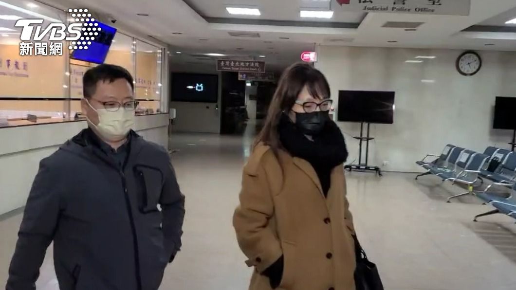 李天怡與老公郭人杰交保後離開北檢。（圖／TVBS）
