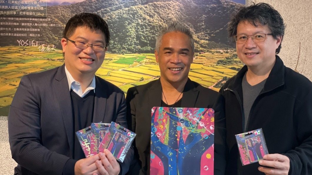 悠遊卡公司與國際知名當代藝術家優席夫攜手合作,推出「優席夫生命樹」悠遊卡,支持原住民母語文化。(圖/悠遊卡公司提供)