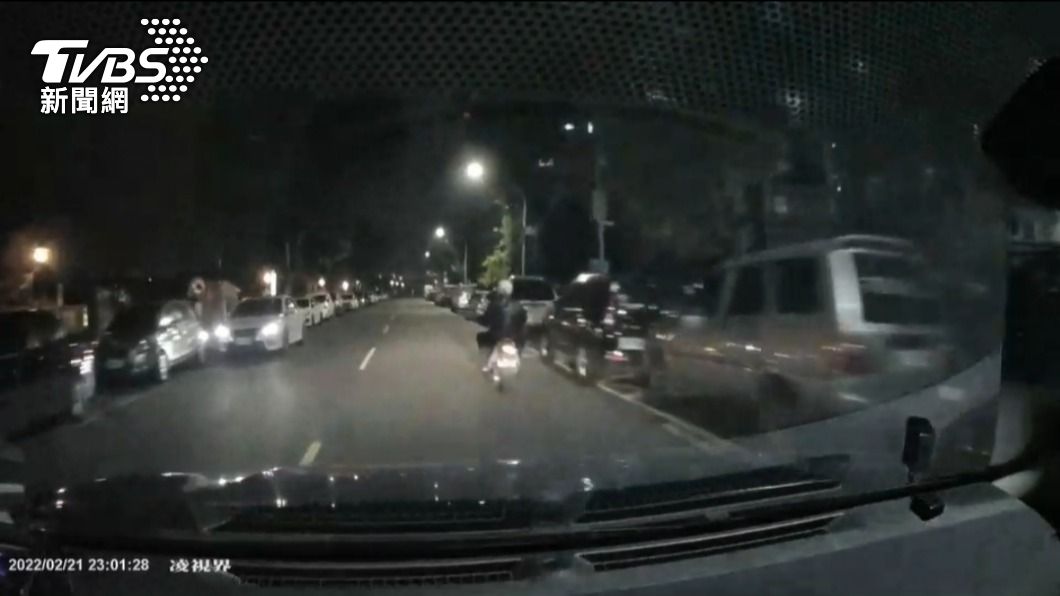 警方見前方機車違規又形跡可疑,便將其攔查。(圖/警方提供)