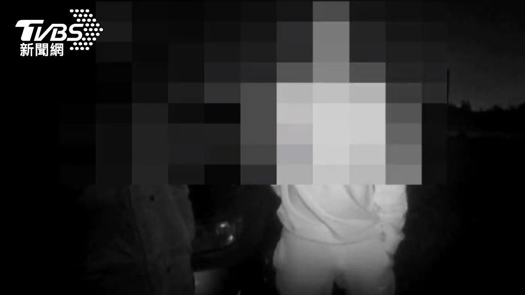 女警在巡邏時,發現產業道路上面有幾名可疑的男子。(圖/TVBS)